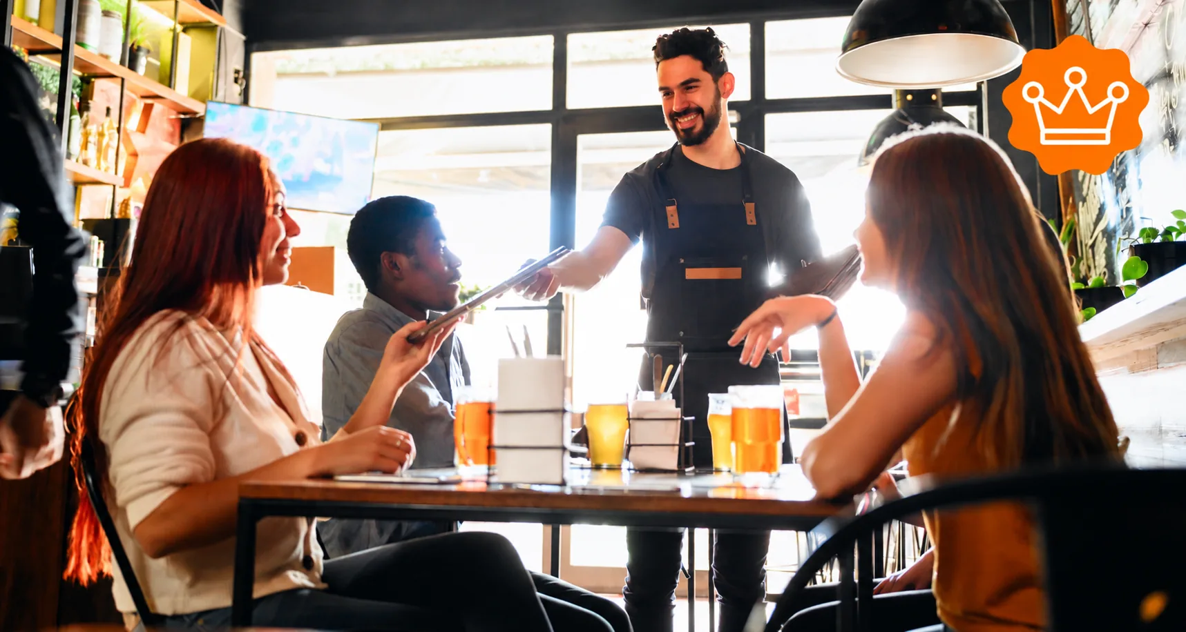 Garçom entregando a conta a clientes sentados à mesa em um bar e restaurante