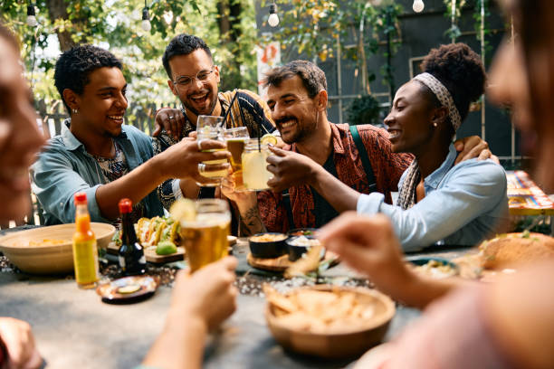 Amigos reunidos à mesa ao ar livre