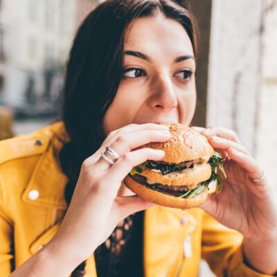 imagem mulher comendo hamburger