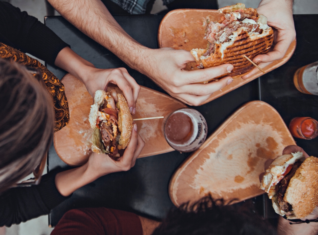 banner pessoas comendo hamburger