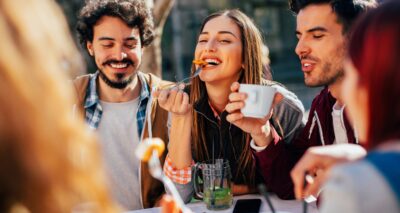 banner pessoas comendo em restaurante