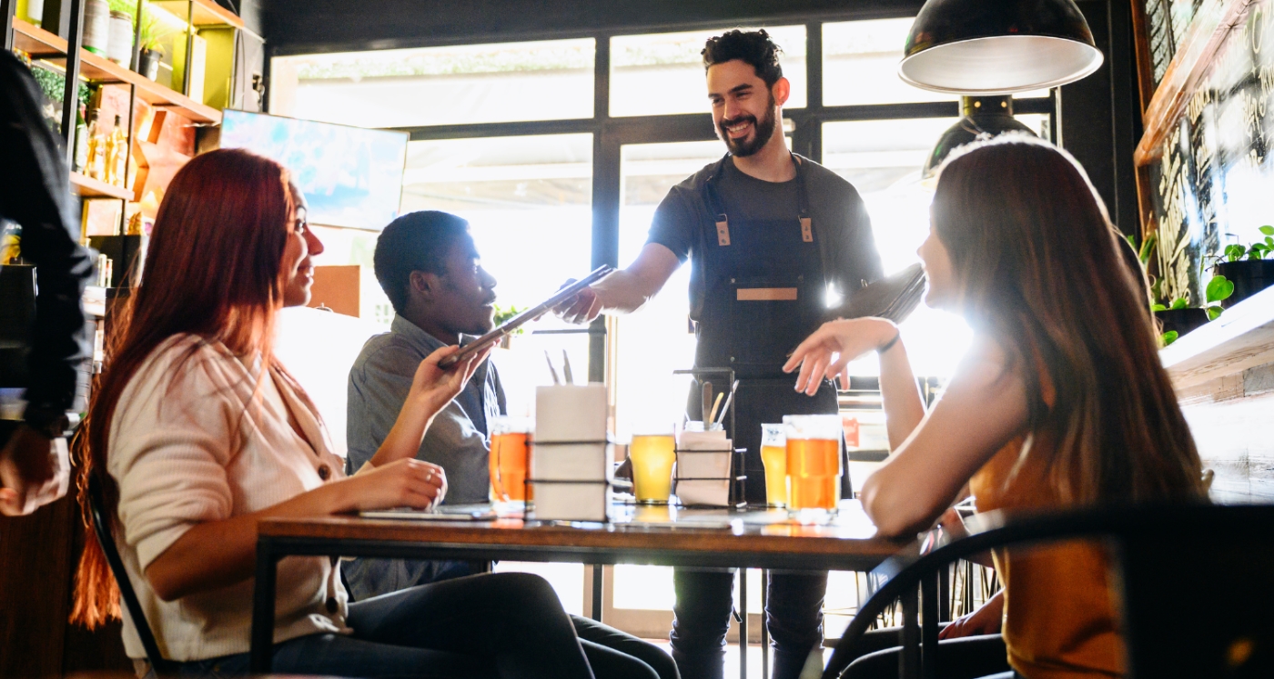 banner garçom servindo grupo