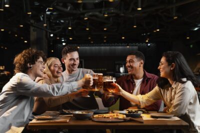 grupo de pessoas bebendo cerveja em restaurante