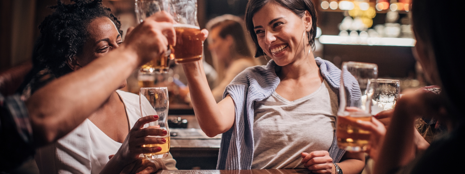 banner pessoas bebendo em restaurante