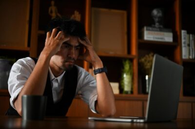 homem estressado olhando para computador