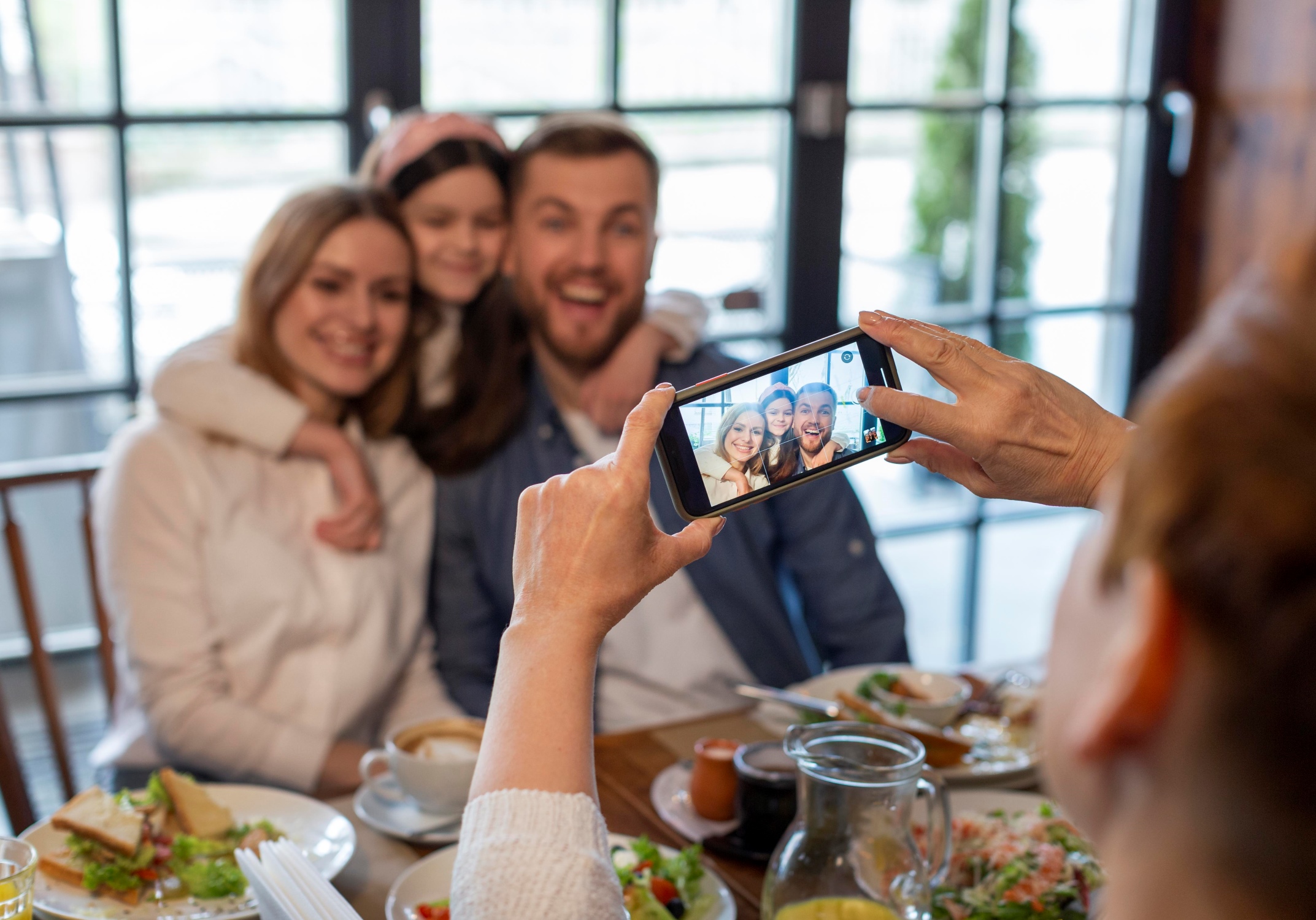 Família tirando foto em restaurante no dia das mães