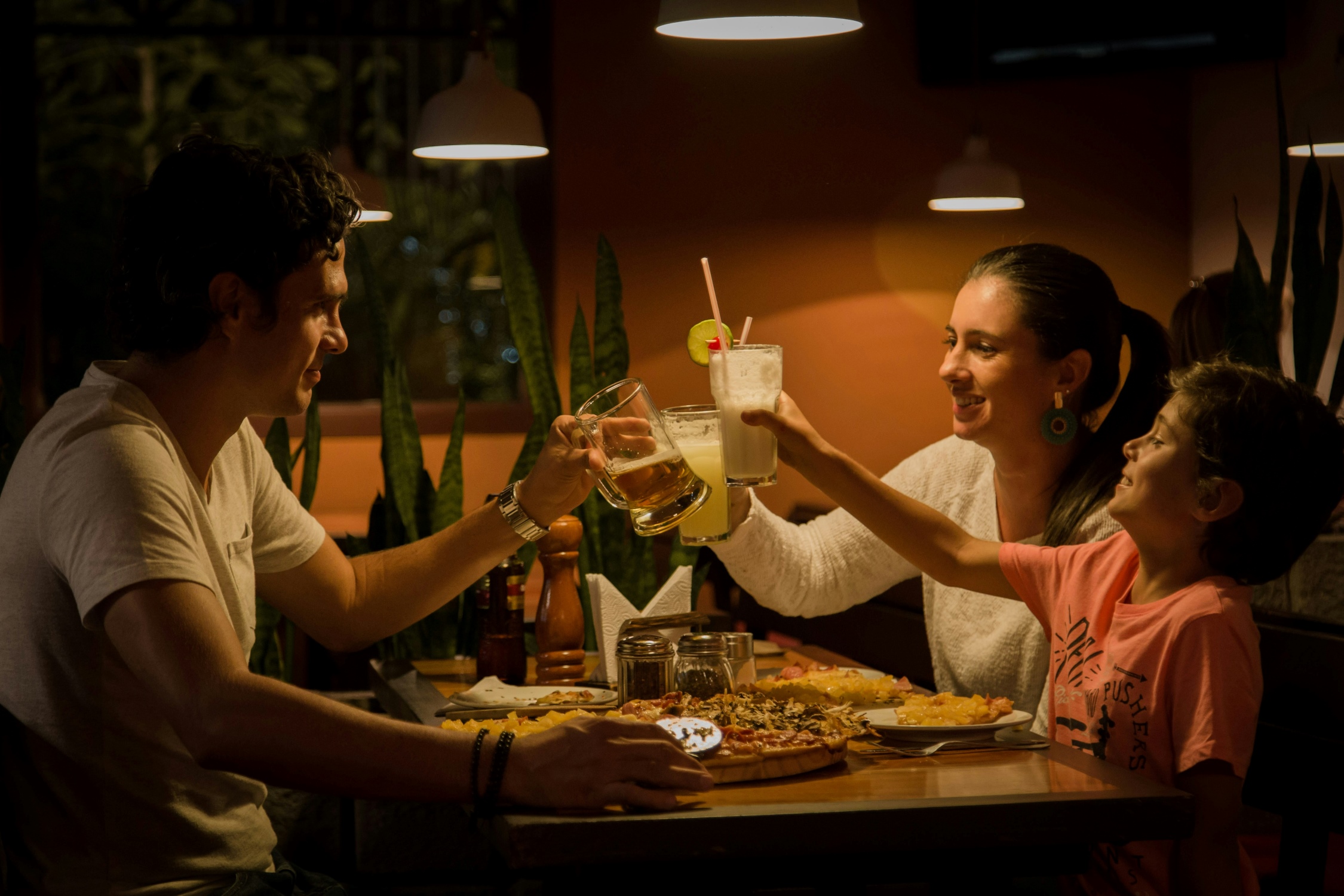 Família comemorando dia das mães em restaurante