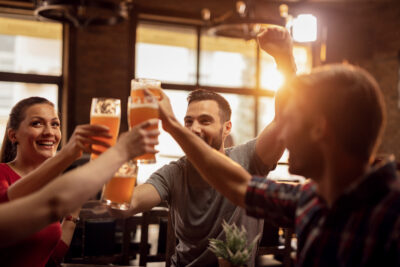 grupo bebendo cerveja em restaurante