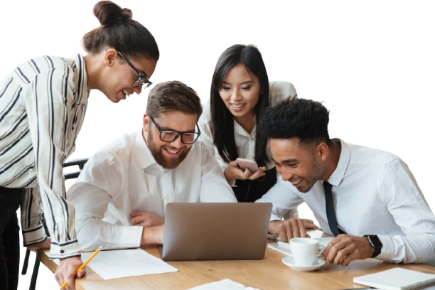 time corportativo vendo computador