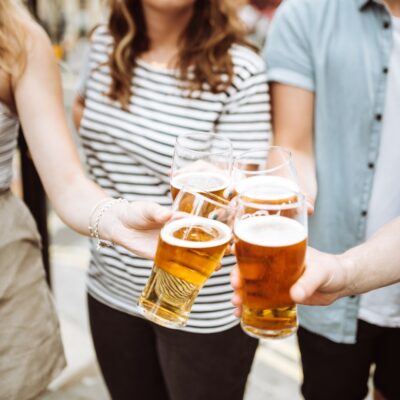 imagem pessoas brindando com cerveja