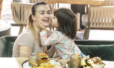 mãe e criança comemorando dia das mães