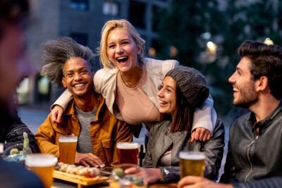 grupo bebendo cerveja em restaurante