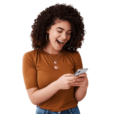 mulher feliz olhando celular