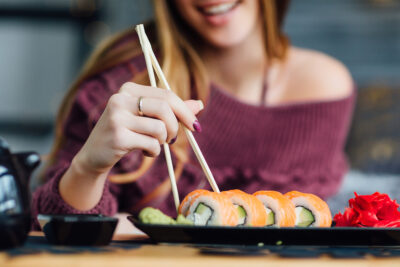 pessoa comendo sushi