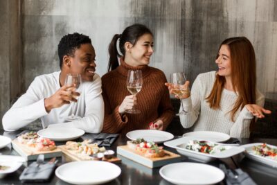 novidades de outubro bizuu pessoas comendo